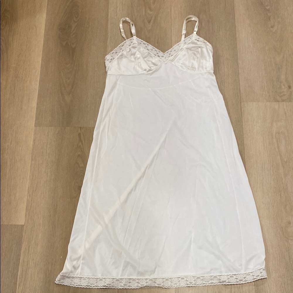Vanity Fair White Lace Chemise